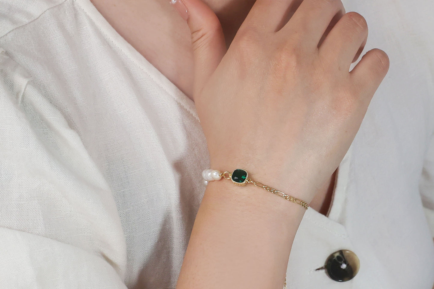 Dainty Figaro Chain Emerald & Pearl Bracelet