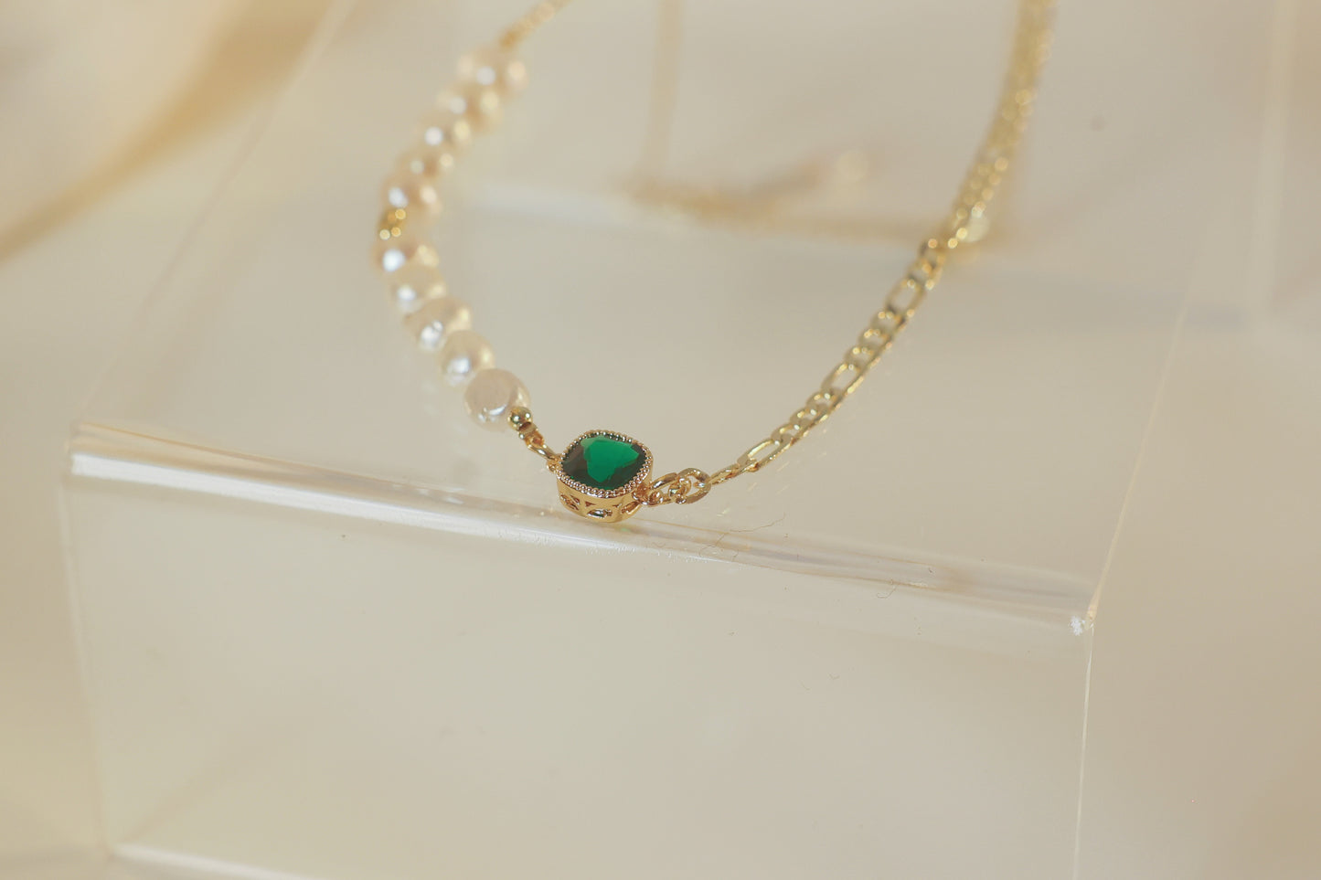 Emerald Figaro Chain Choker Necklace with Pearl