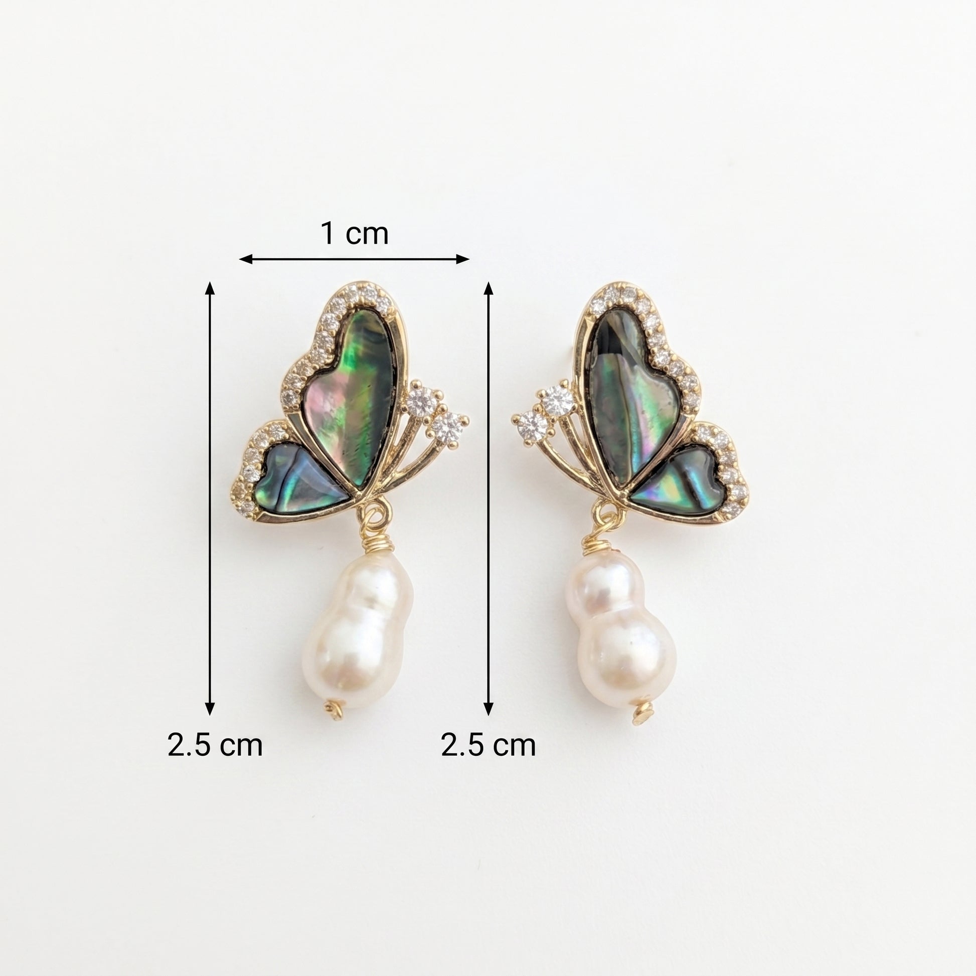 Size and dimensions guide for Aura Papillon abalone butterfly and baroque pearl earrings, showing 2.5cm length.