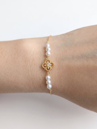 Close-up detail of the natural freshwater pearls and 18K gold chain of the minimalist Aurelia bracelet.