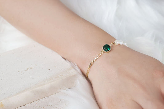 Dainty Figaro Chain Emerald & Pearl Bracelet