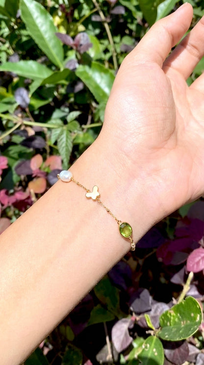 A woman wearing the Papillon baroque pearl and zircon butterfly bracelet, showcasing an elegant and minimalist everyday jewelry style.