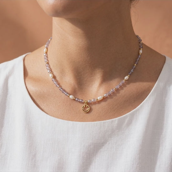 Video showcasing the 360-degree view, natural pearl luster, and cheerful gold smiley face detail of the 'Serotonin' dainty necklace.