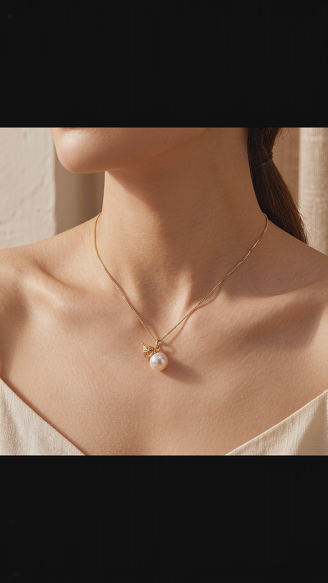 Video showcasing the elegant movement, natural shine, and light handmade details of the Luminous Gourd Pearl Necklace.
