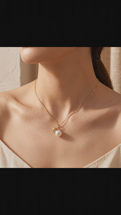 Video showcasing the elegant movement, natural shine, and light handmade details of the Luminous Gourd Pearl Necklace.