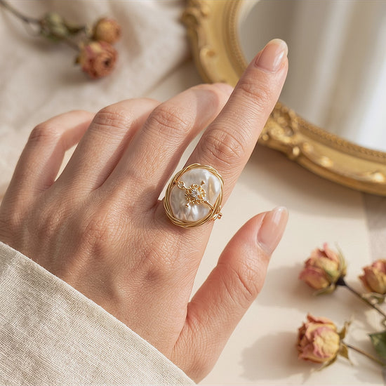Video showcase of The 'Aurelia' ring, displaying the 360-degree handmade wire wrapping details and the natural luster of the baroque pearl.