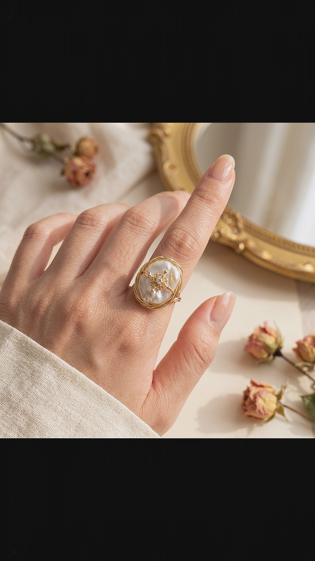 Video showcase of The 'Aurelia' ring, displaying the 360-degree handmade wire wrapping details and the natural luster of the baroque pearl.